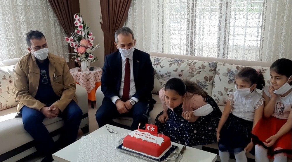 23 Nisan’da doğan çocuğa Kaymakamdan pastalı sürpriz 