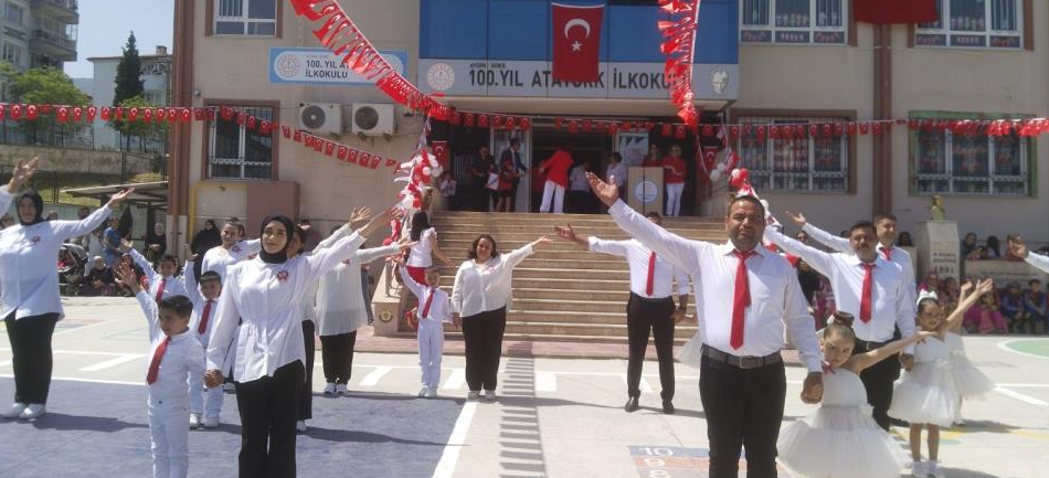 23 Nisan’da yerli değerler Yerine Batı kafası! Yarı çıplak kıyafetle yapılan vals tepki topladı