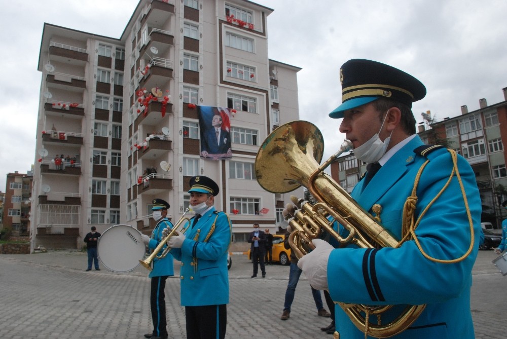 23 Nisan’ı bando eşliğinde balkondan kutladılar 