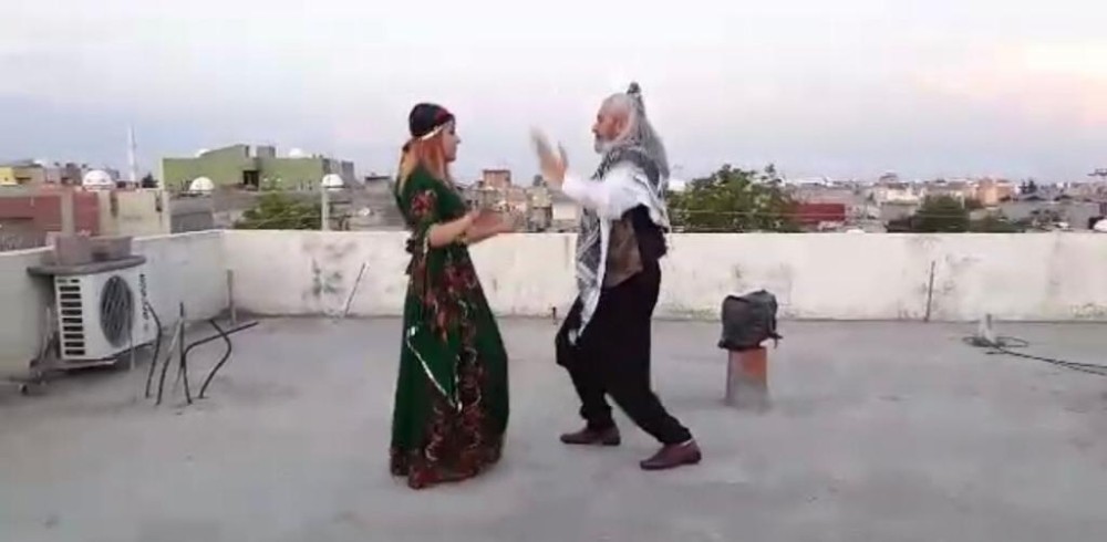 23 Nisan’ı evinin damında Reyhani oynayarak kutladı 