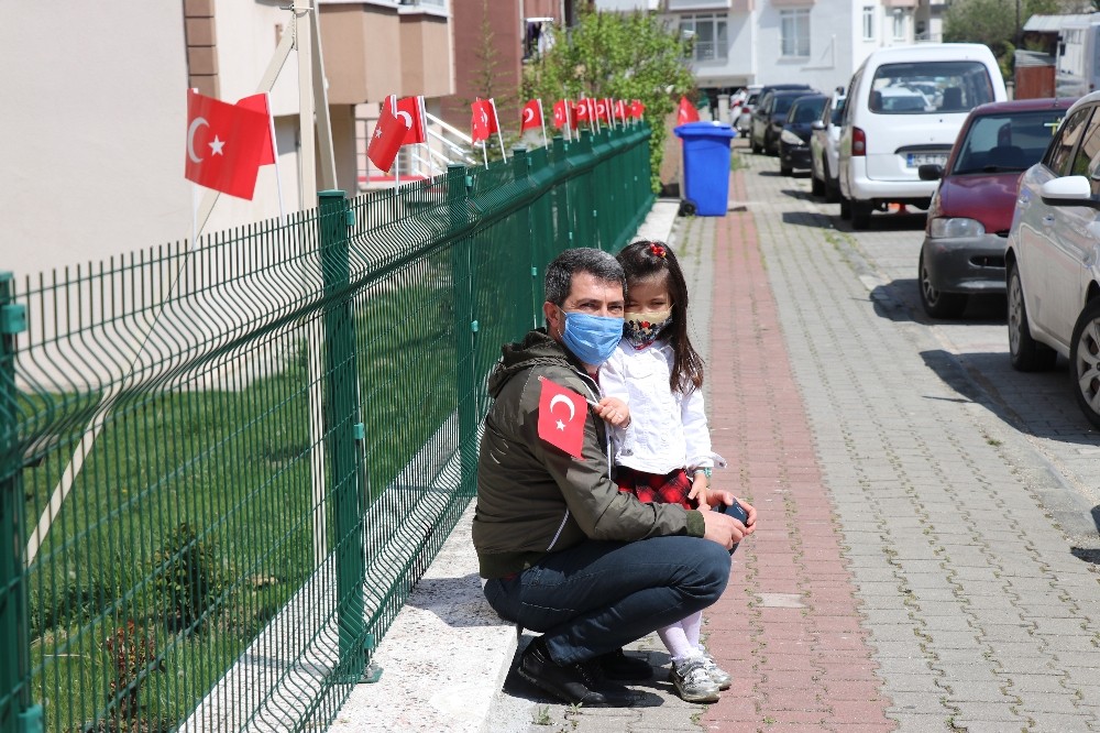 23 Nisan’ı sokakta çaldıkları marşlar ve Türk bayrakları ile kutladılar 