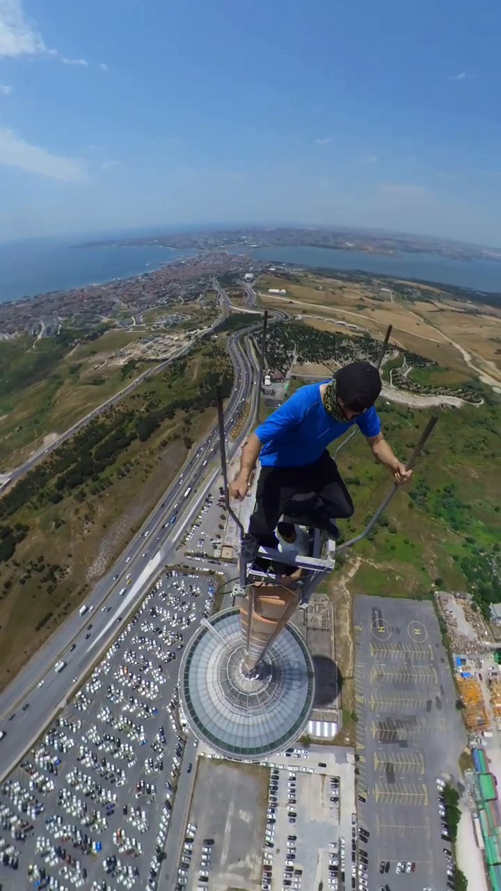 230 metrelik kulede tehlikeli oyun! Videoya çekip paylaştı