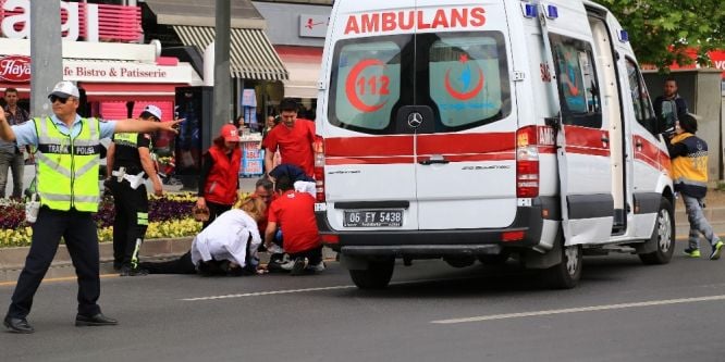 Karşıdan karşıya geçen kadına araba çarptı