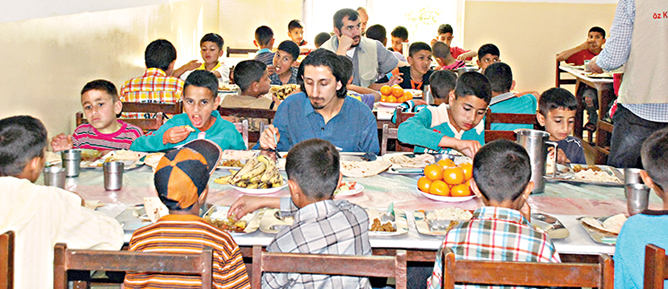 Yetimlerle aynı tabağa kaşık salladılar