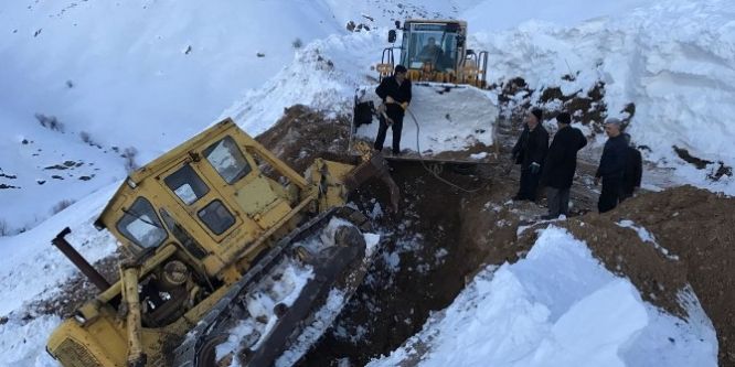 Köy yolunu açan dozer şarampole devrildi