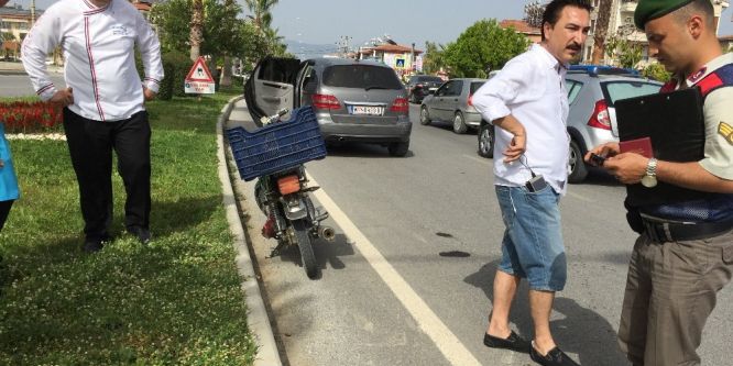 Motosiklet otomobile çarptı: 2 yaralı