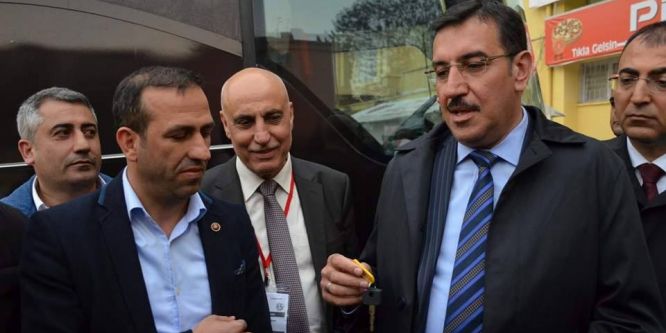 Bakan Tüfenkci yeni takım otobüsünün anahtarını teslim etti