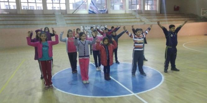 Halk oyunları Türkiye şampiyonası için aralıksız çalışıyorlar