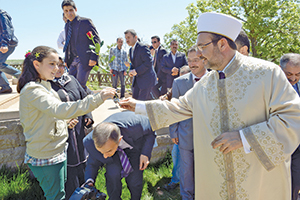 GÖRMEZ, DİYARBAKIR’DA PEYGAMBER KABİRLERİNİ ZİYARET ETTİ