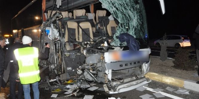 Otobüs kamyona arkadan çarptı: 1 ölü, 12 yaralı