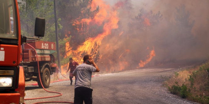 Alanya’da orman yangını, evler tahliye ediliyor