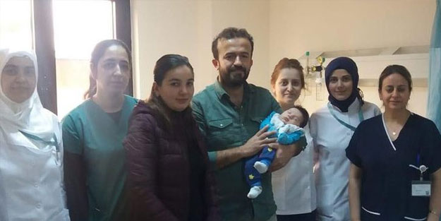 24 günlük bebeğin göbeğinden çıkanları görünce, hemen hastaneye koştular
