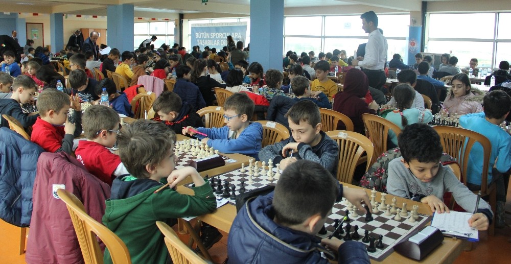 24 Şubat Kurtuluş Kupası satranç turnuvası kıyasıya maçlara sahne oldu 