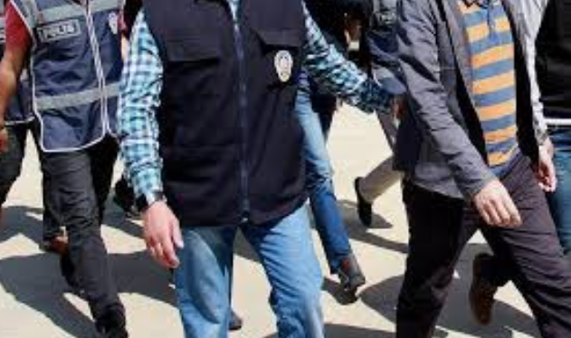 24 yıl kesinleşmiş hapis cezasıyla aranan firari polisten kaçarken kaza yapınca yakalandı