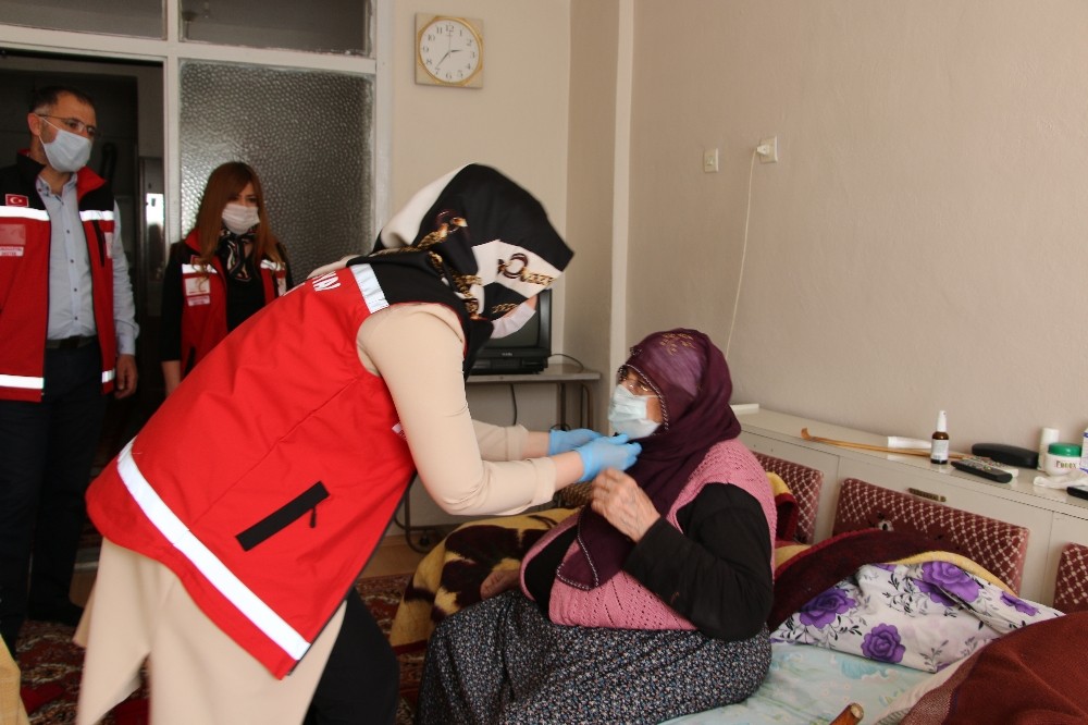 24 yıldır yalnız yaşayan İfakat nineye vefalı ziyaret 