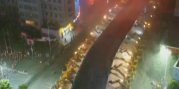 24 yıllık köprüyü 86 iş makinesi yıktı!