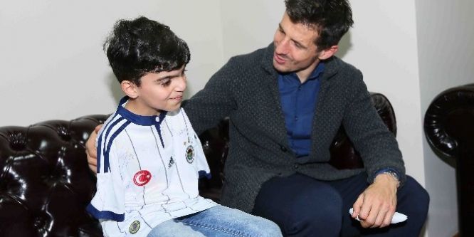 Emre Belözoğlu, engelli sporcularla buluştu