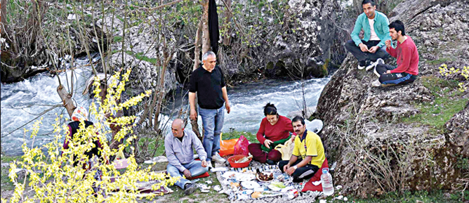 Çatışma alanlarında piknik keyfi