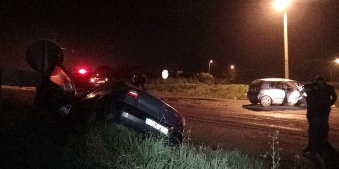 İki araç kafa kafaya çarpıştı... Yaralılar var!