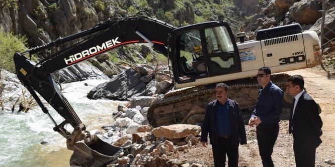 Selden zarar gören yollar onarılıyor