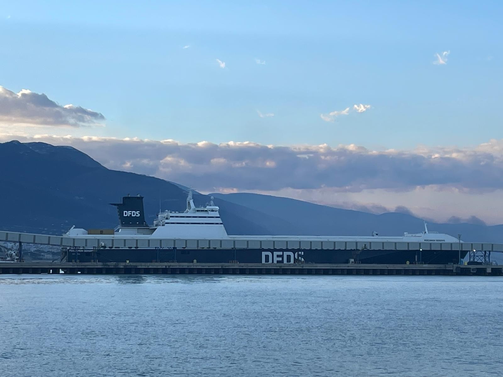 245 ağır iş makinesi ve yardım taşıyan DFDS yardım gemisi İskenderun’da