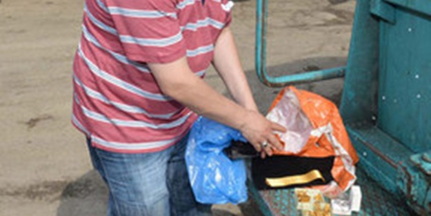 25 Bin lirayı çöpe attı