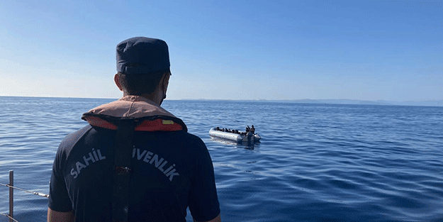25 düzensiz göçmen Muğla açıklarında, lastik bottan kurtarıldı