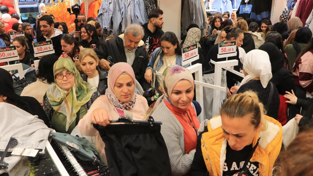 25 liraya kıyafet izdihama yol açtı! Kapmak için birbirlerini ezdiler