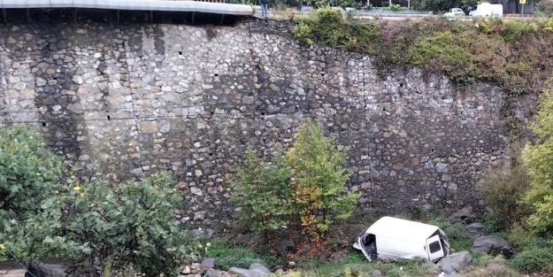 25 metrelik şarampole uçtu!