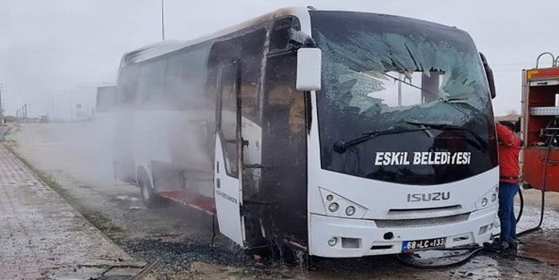 25 öğrenciyi taşıyan midibüs alev aldı!