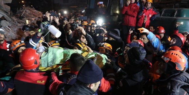 2,5 yaşındaki Nüsra ve annesi Ayşe Yıldız enkaz altından böyle kurtarıldı!
