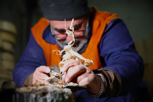 25 yıldır ekmeğini ahşaptan çıkarıyor