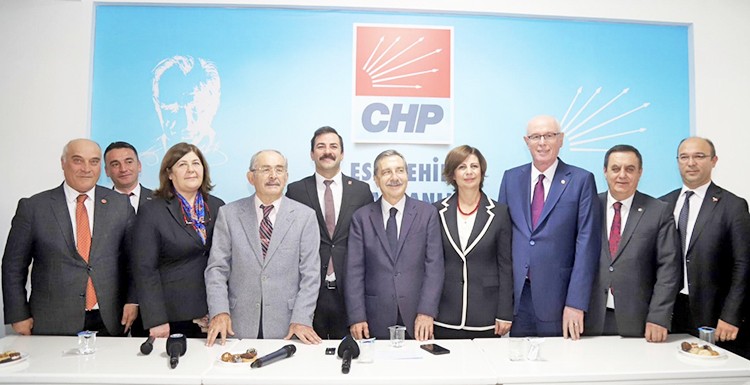 25 yıllık başkanlık dönemi biten Büyükerşen’den CHP’ye ağır eleştiri: "Adeta bir virüs... mikrop..." "Nasıl bu parti adam olacak"