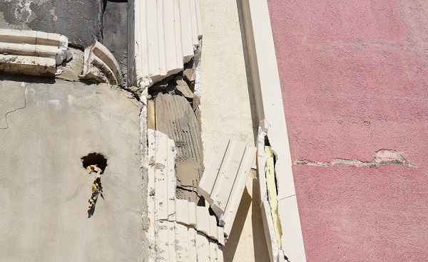 25 yıllık binayı görenler şaştı kaldı | Bu apartmanda kolon yerine bakın ne var!