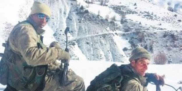 25 yıldır aynı yerde nöbet tutuyorlar