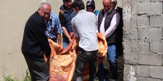 250 kiloluk kadın battaniyeyle taşındı