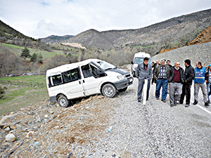 Gümüşhane’de okul servisi takla attı