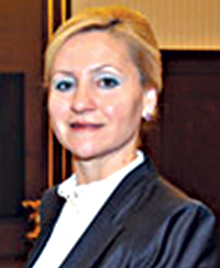 Müdire hanımdan başörtüsü azarı