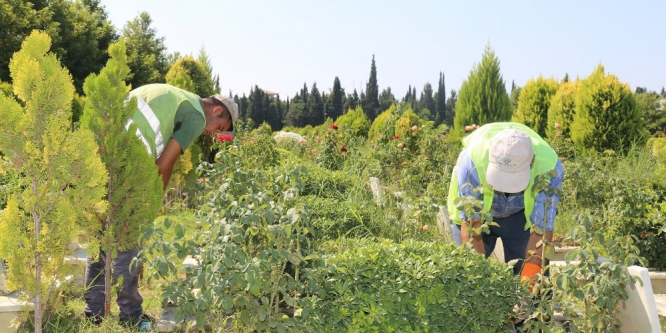 Turgutlu’da bayram öncesi mezarlıklar bakıma alındı
