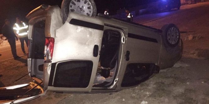 Göçmenleri taşıyan otomobil kaza yaptı
