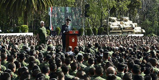 Meksika Savunma Bakanı 26 bin askerin önünde özür diledi!