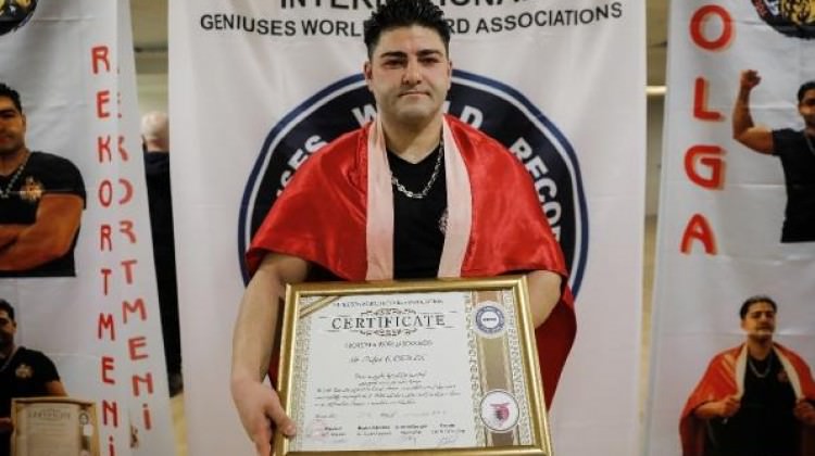 26 ton kaldırıp Guinness rekoru kıran Türk!