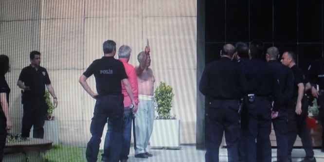 Adliye önünde bıçakla kendini doğramaya kalktı