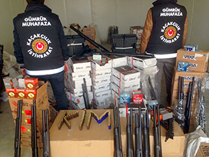 Tuzla’da bir gemide binlerce silah ele geçirildi