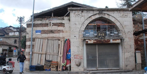 265 senelik hanı satılığa çıkardı