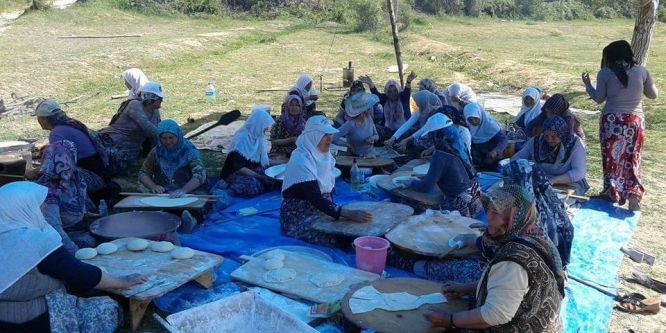 Köylü kadınların yağmur adağı