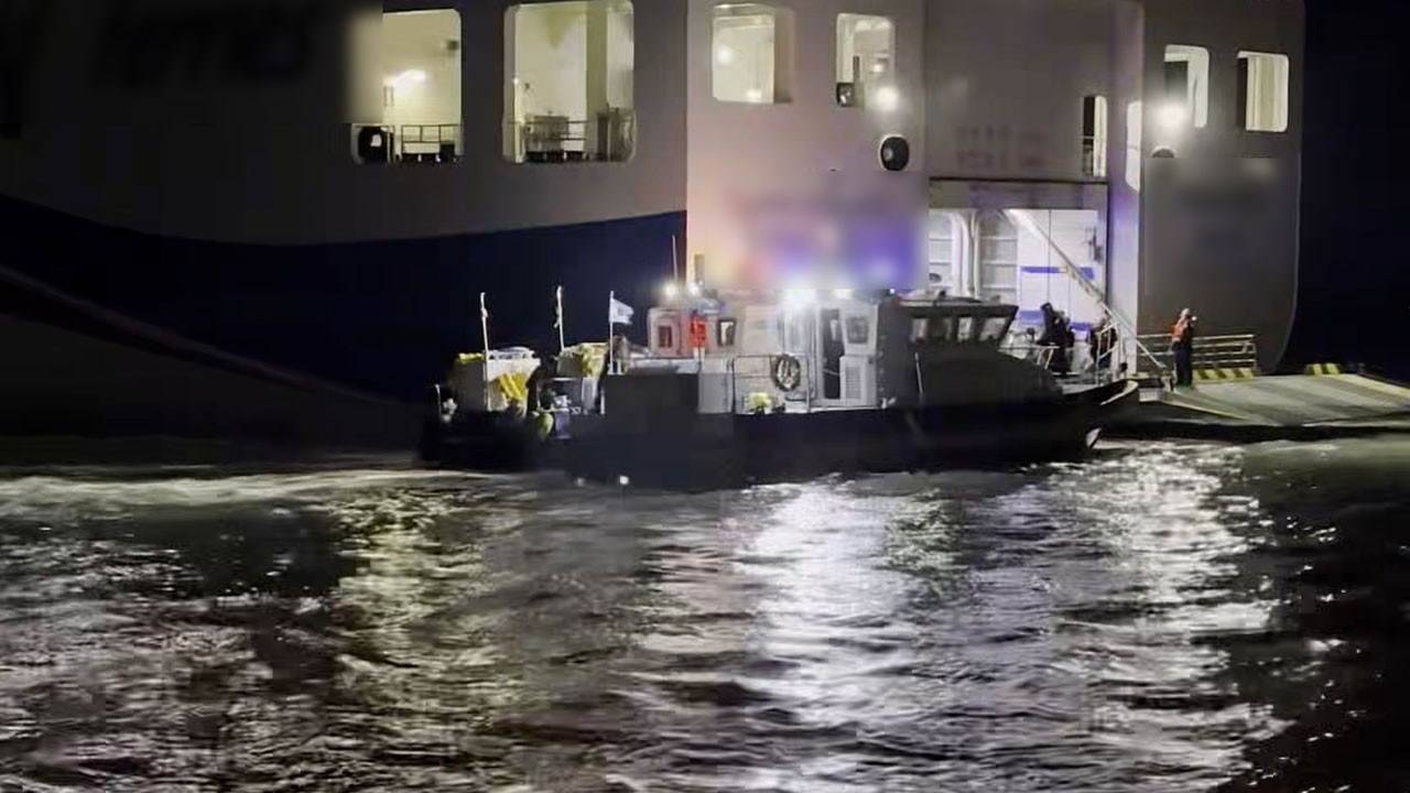 267 kişi tahliye edildi! Yolcu feribotu kayalıklara çarptı