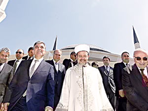 Cuma namazını Ahmet Hamdi Akseki Camisi’nde kıldı