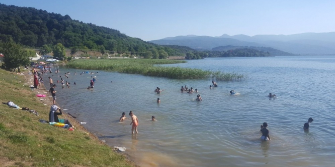 Sapanca Gölü’nde tehlikeye aldırış etmeden yüzüyorlar