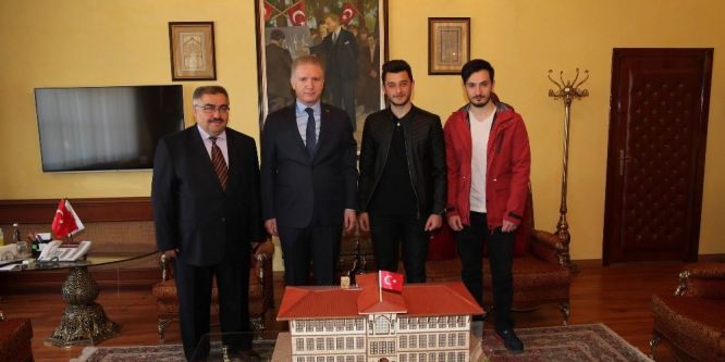 Vali Gül’e öğrenciler valilik maketi hediye etti